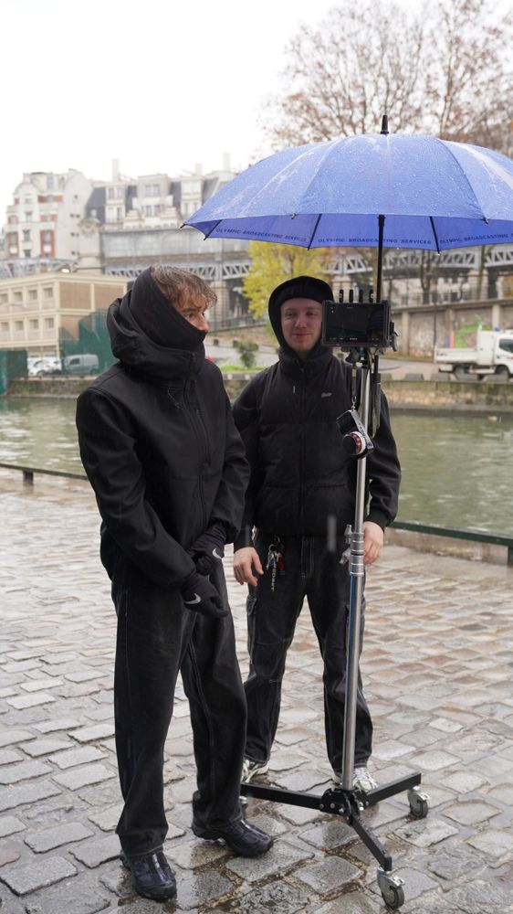 Moniteur sous un parapluie