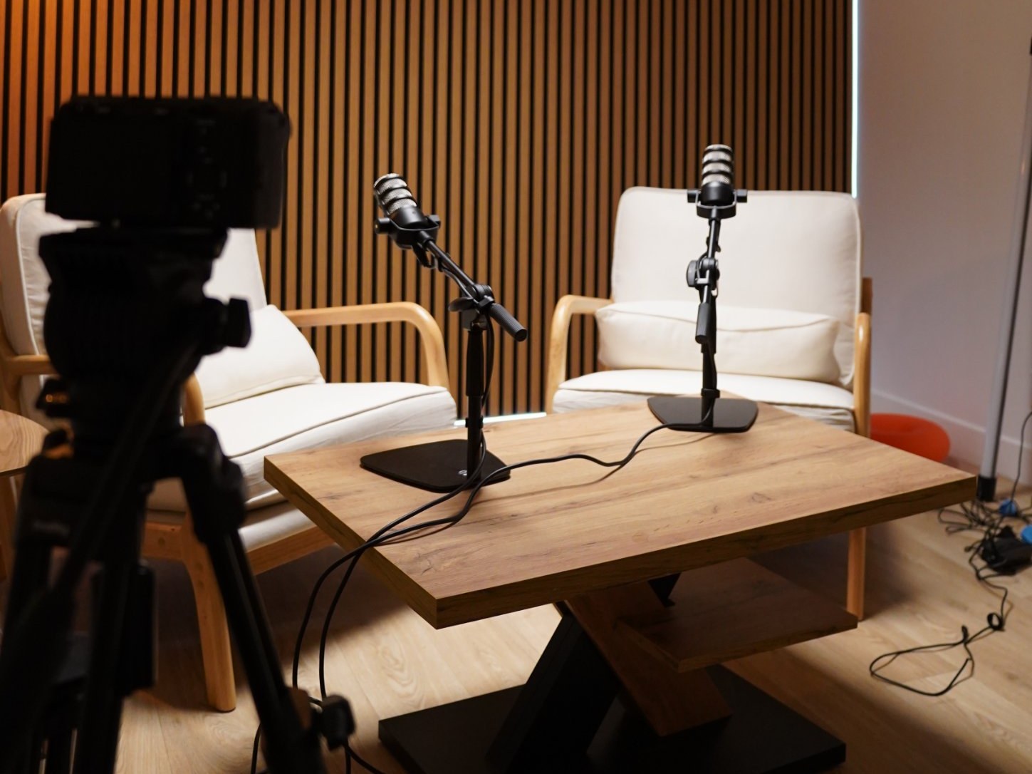 Plateau de podcast filmé : fauteuils, micros et caméra