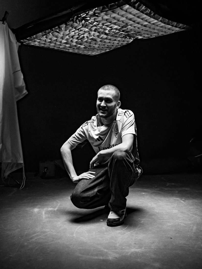 Maestro accroupi sous une softbox