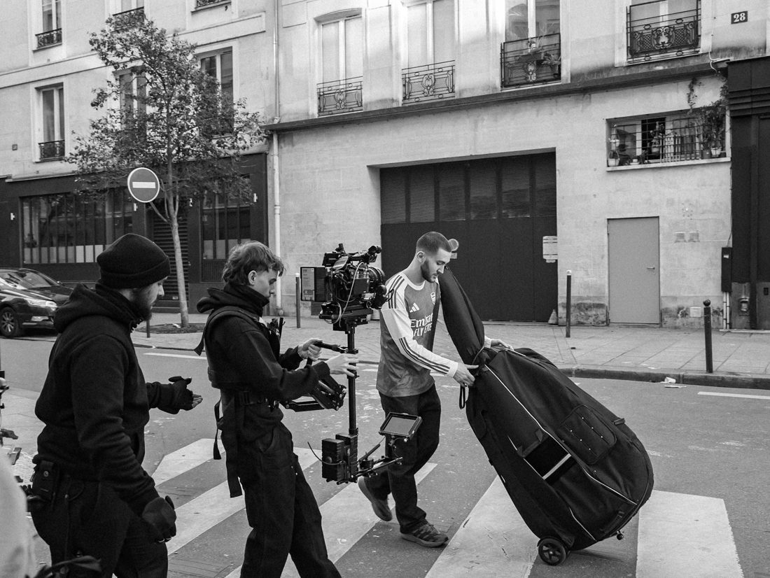 Tournage en rue avec une contrebasse