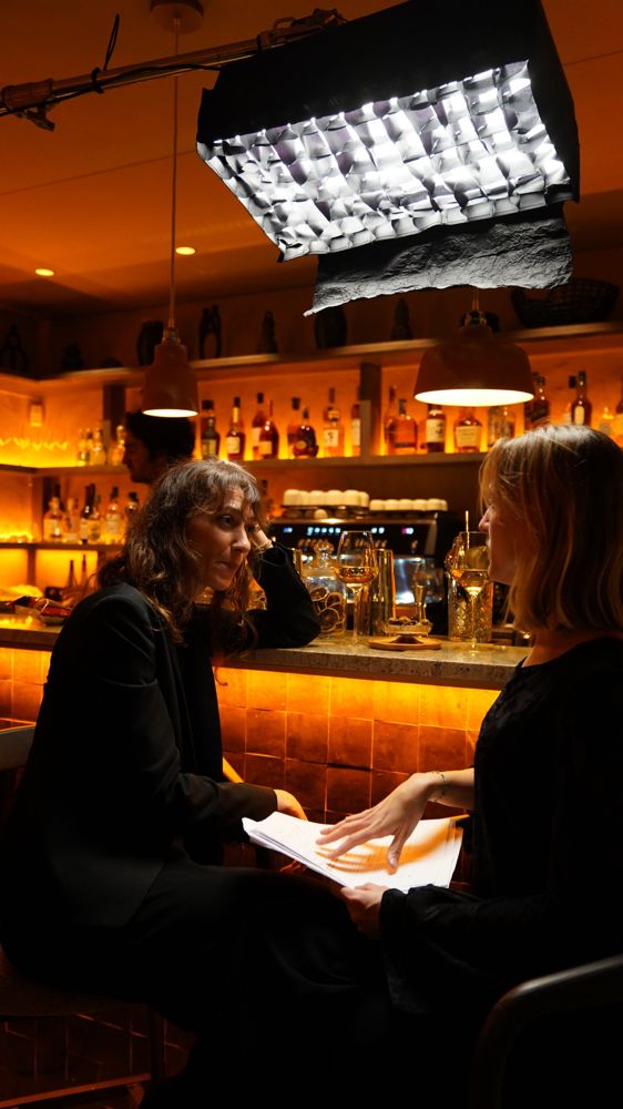 Lecture dans un bar