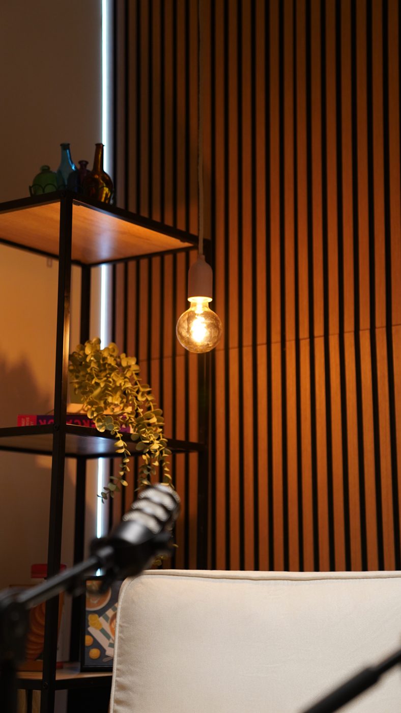 Étagère, ampoule et fauteuil du studio podcast