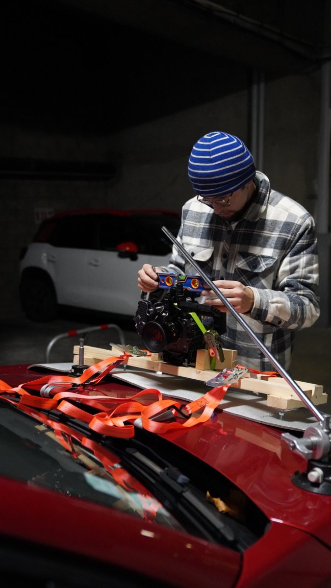 Cadreur installant sa camera sur un tournage en exterieur