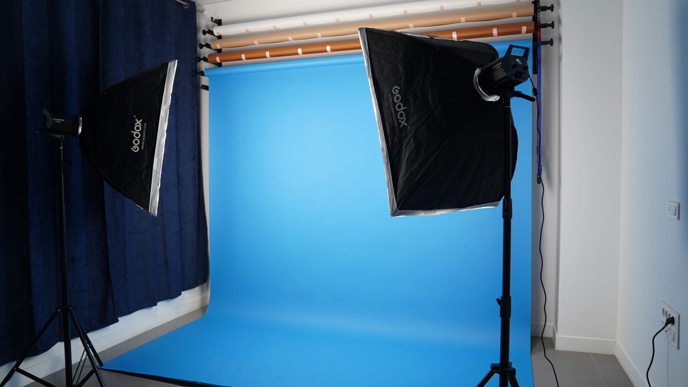 Studio photo, fond bleu